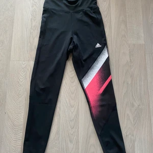 Adidas träningsbyxor  - Nya adidas träningsbyxor, storlek 36/S. Aldrig använda, endast provade. Inget fel på byxorna och de är så gott som nya. Kan hämtas i Halmstad eller skickas mot frakt på 66kr då de även är spårbart 