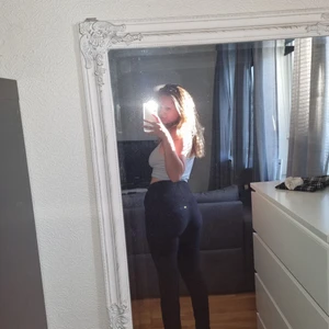 Mjuka kostymbyxor från Gina Tricot - Ett par svarta typ kostymbyxor i mjukt material från Gina Tricot. Knytdetalj i fram, tajta och slimmade, fickor fram. Korta i modellen, jag själv är 160. 💕