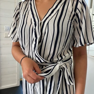 Randig jumpsuit  - Fin randig jumpsuit med knyte som endast är använd en gång ❣️