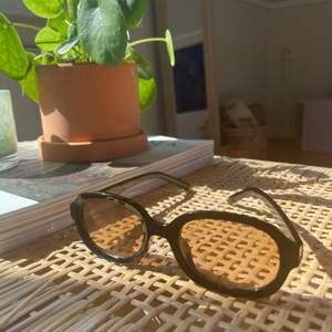 Jättesnygga solglasögon liknande Lexxola med orangea glas och svart ram. Så nice nu på sommaren. 