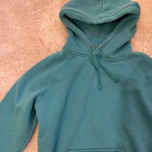 Blå tjocktröja från Gina!  - Använd 1 gång och är bra skick! ✨ hör av er kring frågor / funderingar ;) 