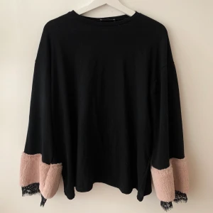 Långärmad tröja - Svart långärmad tröja med rosa och spets detaljer från Zara i Stl S. Använd fåtal gånger. Priset går att diskutera. Budgivning sker vid högt intresse. Har du några frågor eller funderingar är det bara att höra av sig😊