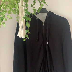 Hoodie -  Svart sip up hoodie från H&M. Endast använd en gång, nypris 200 kr. Strl L/XL 🌻