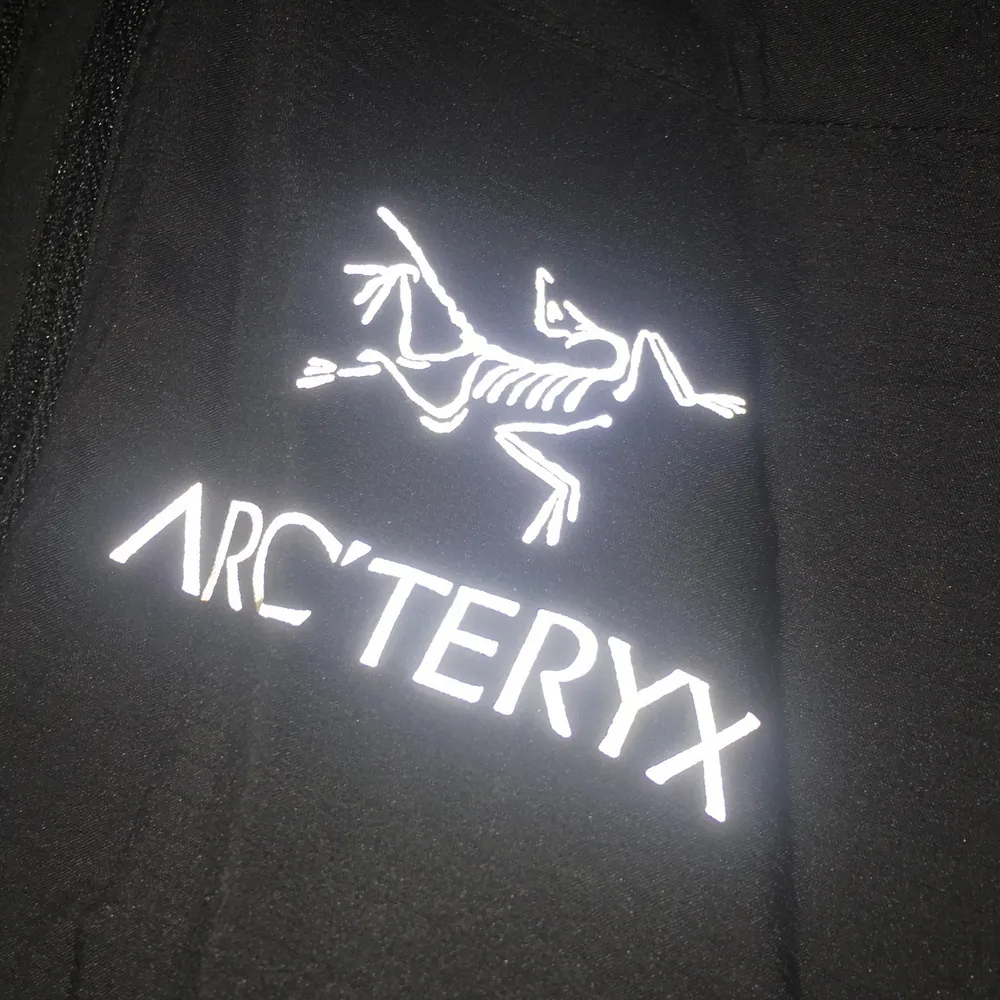 Arc’teryx windbreaker jacka riktigt snygg men är tyvärr lite tight på mig, den är väldigt tunn och passar perfekt om det är lite för kallt för att ha bara en hoodie, köpte den förra hösten för 1700kr och har inte använt den jättemycket så den är i rätt bra skick och har inga hål eller repor. Kontakta mig om ni vill ha fler bilder, Köparen står för frakt (pris går att diskuteras). Jackor.