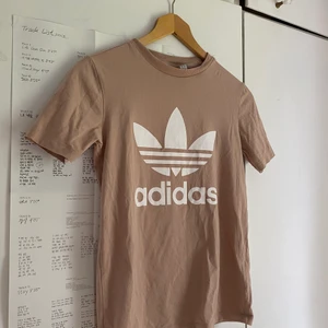 Adidas t-shirt  - Storlek xs, knappt använd, spårbar frakt 66kr, annars kostar vanlig frakt 48kr