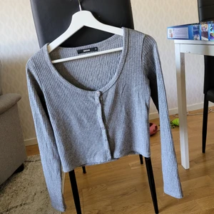 Kofta från bikbok i storlek M - Kortare kofta i tunt material, perfekt till sommar och vår. Använd 2-3 gånger så väldigt fint skick.