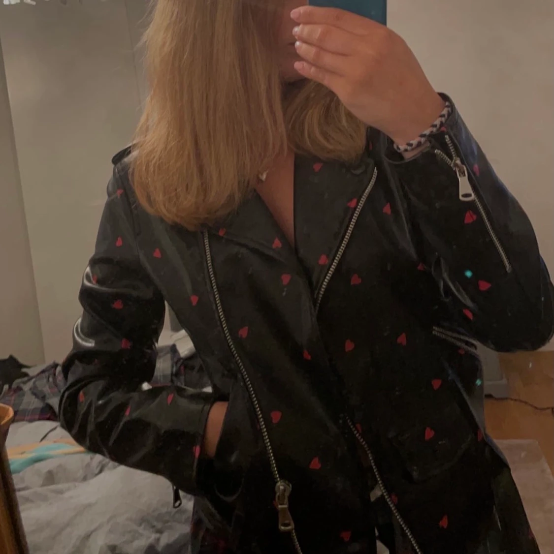 Skinnjacka med hjärtan 