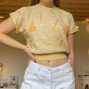 Stickad topp - Jättefin stickad topp från Kriss. Osäker på storlek men den sitter som en S. 💛 130 kr eller högst bud:) 