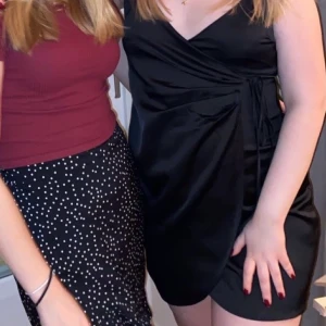 Svart klänning - Dehär är en suuuperfin svart glansig klänning som jag endast använt en gång. Älskar den här men tyvärr har den blivit för liten:(