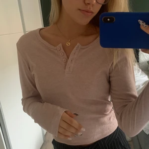 Ribbad tröja  - Gammelrosa ribbad tröja i nytt skick, använd ca 2 gånger. Storlek L men skulle säga att den passar de som har storlek S/M, själv har jag normalt S och denna sitter bra på mig💞💞 