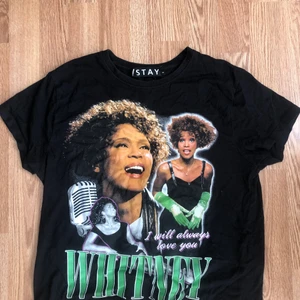 Whitney Houston TSHIRT - Suuuupernajs tshirt från stay, älskar denna men lite för liten nu. Originalpris 250kr. Frakt ingår i priset