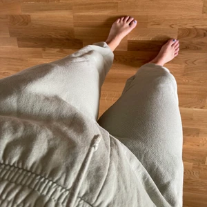Joggingbyxa grön  - Superfin grön färg, dock lite korta för mig som är 169 cm. Har snörning i midjan!