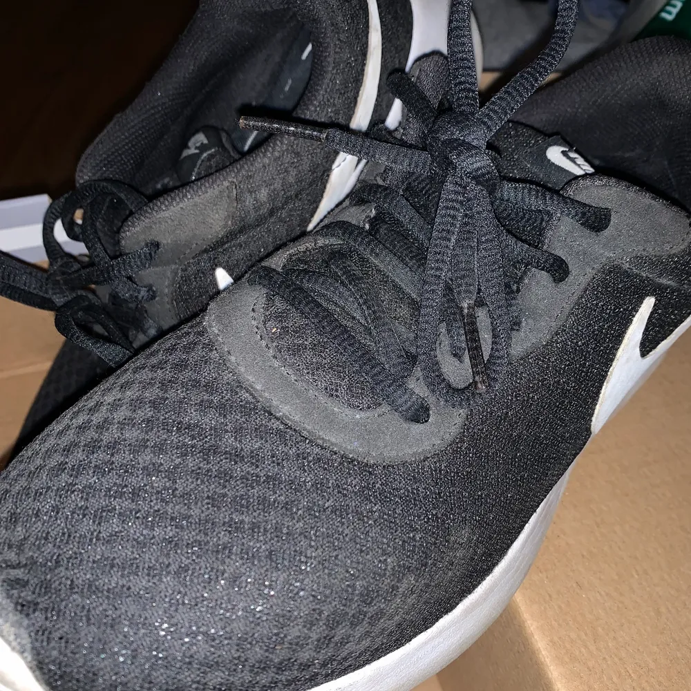 Hej säljer ett par sköna Nike skor som tyvärr har blivit för små, de är i storlek 42 men passar fötter i storlek 40/41 (21cm). I ett bra använt skick. Kan fraktas om du står för frakten. Kan rengöras om det önskas, inte så smutsiga.  Ordinarie pris 700 och mitt pris är 100kr . Skor.