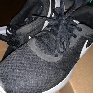 Nike sneakers  - Hej säljer ett par sköna Nike skor som tyvärr har blivit för små, de är i storlek 42 men passar fötter i storlek 40/41 (21cm). I ett bra använt skick. Kan fraktas om du står för frakten. Kan rengöras om det önskas, inte så smutsiga.  Ordinarie pris 700 och mitt pris är 100kr 