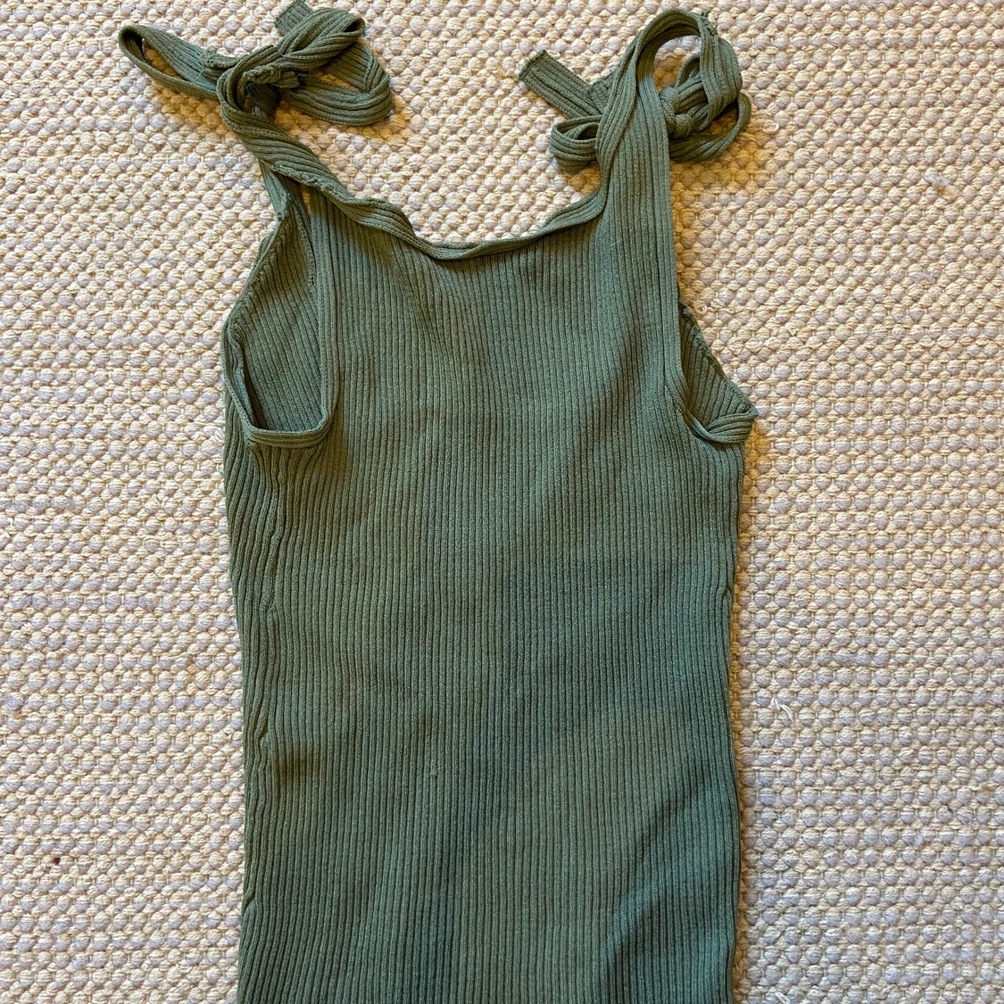 Ribbad topp med rosett detaljer - 90