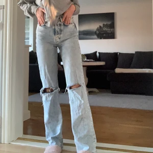 Regular wide 520 jeans - Långa ljusblå jeans från bikbok. Sitter inte för högt upp utan lite längre ner. Väldigt långa, passar dig som är från 165- 173. Sitter väldigt skönt och är väldigt snygga i passformen. Köpta för 600kr. Skriv om du är intresserad ❤️