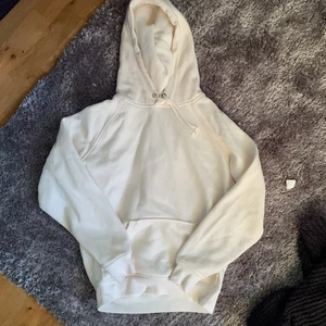 hoodie - Hoodie ifrån bik bok.I storlek xs.Men sitter ändå lite pösigt på mig som har s\m.Lite nopprig.Hör av er ifall ni har med frågor❤️