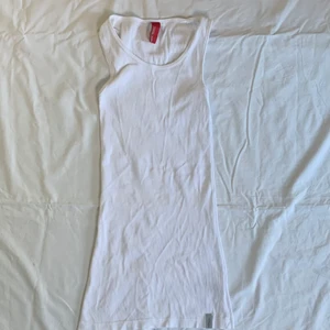 Lång tank top💗 - Jättefin lång tank top som man kan ha under en annan tröja för att få lite y2k effekt💗 Stretchig och jättesöt💕