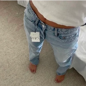 Zara jeans  - Säljer dessa populära midrise jeans från zara i storlek 36!!! (första bilden är lånad) Om fler är intresserade blir det budgivning😇😇