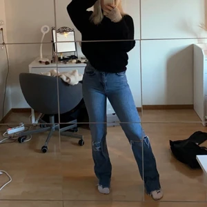 Jeans från pull&bear - Jättefina jeans från pull&bear i fin skick, säljer då de inte kommer till användning. Jag har klippt av jeansen lite där nere för att de ska passa mig som är ca 165 cm men de är fortfarande lite långa. Jeansen har även en slits längst ner 💕💕