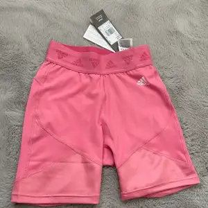 Så så så snygga träningsshorts i den perfekta rosa färgen, tyvärr va de för små för mig bara🙃💜💛🧡