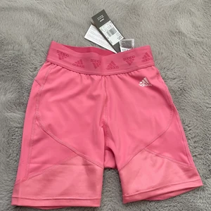 Träningsshorts Nike  - Så så så snygga träningsshorts i den perfekta rosa färgen, tyvärr va de för små för mig bara🙃💜💛🧡