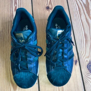 Adidas superstar  - Mörkgröna Adidas superstar sneakers i mycket bra skick. 
