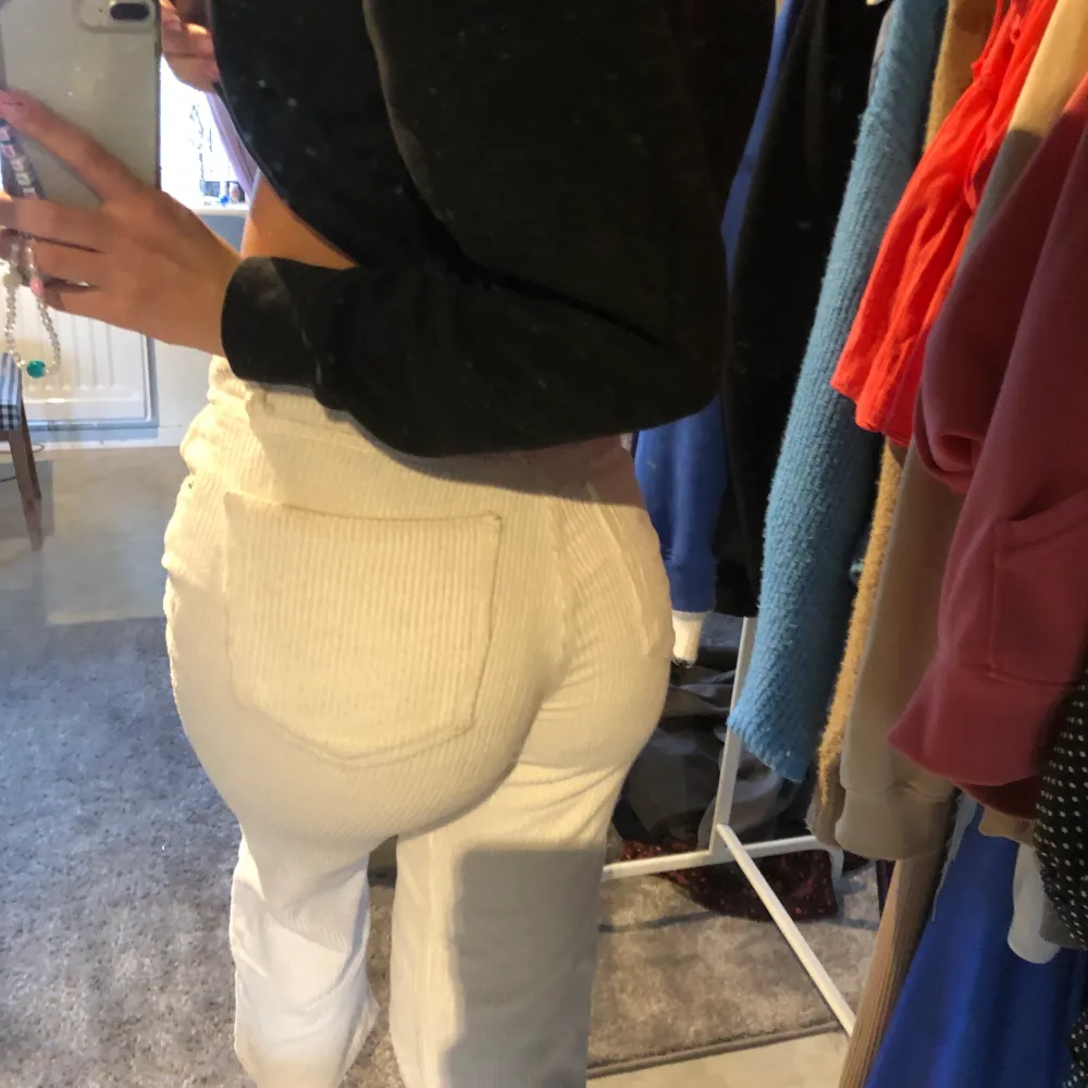 Off white manchesterbyxor från Zara🤍 storlek 32 men passar mig som är 34💕. Jeans & Byxor.