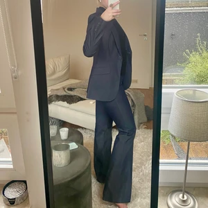 Kostym  - Super snygg kostym som jag så önska passa😫😫 Köpt second hand! Aldrig använd av mig pga för liten i midjan::/ Storlek 36/S men byxorna är snarare en XS❤️‍🩹 Frakt står köpare för!🧸📦💖