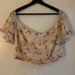 off shoulder tröja stolek 38 - Super söt topp. Väldigt stor i stolek så skulle säga 38/40. Använd kanske 2 gånger. Köparen betalar för frakten 