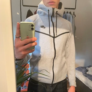 Nike träningshoodie - Skön träningshoodie från Nike i mäns storlek S. För jämförelse på bild 1 så har jag storlek M. Tröjan är i bra skick. Budgivningen avslutas 19:00 onsdag den 20/10. 