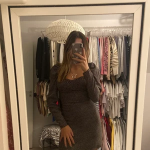 Klänning från zara - Väldigt bra skick, köparen står för frakt🤩🤩