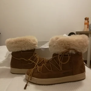 Vinterstövlar - Helt nya/ oanvända stövlar. Väldigt mysiga och sköna.