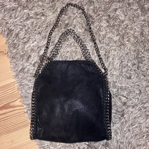 Stella mccartney väska liten - Stella McCartney liknande väska i ganska liten storlek, säljes på grund av att jag inte får användning för den! Fräscht skick