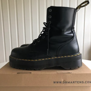 Dr Martens Jadon - Har dragit ut på att sälja mina Jadons pga SKITSNYGGA men de är för stora </3 så kan inte använda dem. I superfint skick, storlek 42, ge dem all uppmärksamhet jag inte kunnat ge!!!