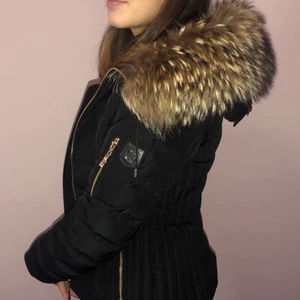 Hollies jacka - Köpt för ca 2 månader sedan men den har endast använts en gång. Jackan är äkta och köpt från miintos och är i perfekt kvalitet, jätte snygg att ha nu på vintern när det blir kallare. Gratis frakt och priset kan diskuteras.