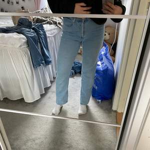 Jeans från NA-KD i storlek 36. Sjukt snygg färg men säljer då de är för små för mig.