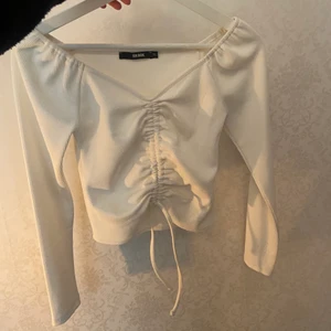 Tröja - Jättefin tröja från Bikbok som är köpt för 199kr❤️ säljer för 90kr