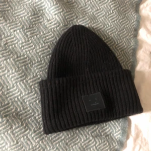 Svart acne mössa  - Säljer min svarta acne mössa då den ej kommer till användning längre. I fint skick! Bud från 600 kr🌚