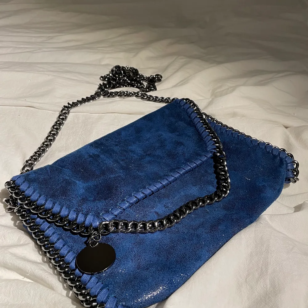 Jag säljer min blå Stella Mccartney liknande väska!💞💞 Säljer den pga att den inte kommer till användning, väskan är använda cirka 3 gånger. Kontakta mig för fler bilder ☺️☺️ Frakt tillkommer och bud är bindande!!. Väskor.