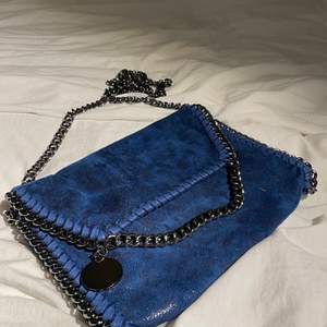 Jag säljer min blå Stella Mccartney liknande väska!💞💞 Säljer den pga att den inte kommer till användning, väskan är använda cirka 3 gånger. Kontakta mig för fler bilder ☺️☺️ Frakt tillkommer och bud är bindande!!