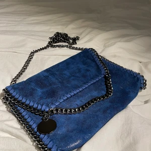 Stella Mccartney liknande väska 💙 - Jag säljer min blå Stella Mccartney liknande väska!💞💞 Säljer den pga att den inte kommer till användning, väskan är använda cirka 3 gånger. Kontakta mig för fler bilder ☺️☺️ Frakt tillkommer och bud är bindande!!