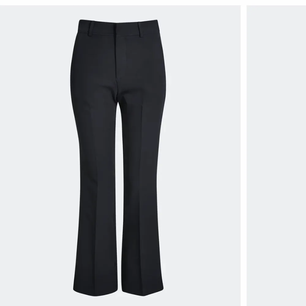 Ett par svarta kostym byxcor från bikbok original pris (399kr) säljer för 100kr plus frakt 88kr nästan aldrig använda❤️‍🔥. Jeans & Byxor.