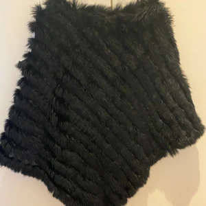 Päls poncho  - Svart mysig päls poncho🤎 