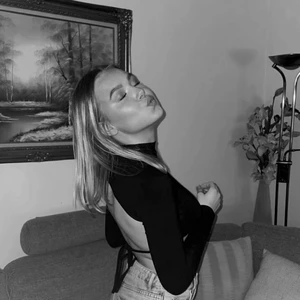 Topp med öppen rygg - Säljer denna sköna, stretchiga och fina topp🌸💕 Endast blivit använd ca 3 gånger💛 Storlek S men passar som en XS-M pga att den är så stretchig!!☺️ Skicka ett privat meddelande till mig om du vill köpa😍