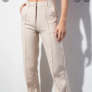 Kostymbyxor - Säljer mina beige kostymbyxor från Madlady i modellen Perfect fit suit pants. Pressveck på framsidan och i princip i nyskick. Frakt tillkommer.