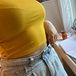 Divided HM Gul tröja  - En gul croptop tröja 