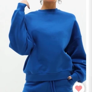 Blå sweatshirt 💙 - Säljer denna tröja då den inte kommer till användning, den är från Nelly i storlek M som är slut på hemsidan!! Nyskick och använd Max 3gånger🙏🏻