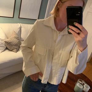 Mango, Jacka, strl M - Croppad ”Jacka” som jag använt inomhus. Faller fint.