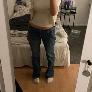 Brandy Melville lowrise jeans - Låga jeans från brandy Melville, för stora för mig tyvärr. Helt oanvända